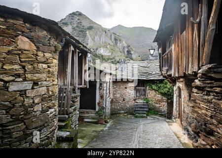 Stein- und Holzhäuser bilden eine enge Straße in Peñalba de santiago, spanien Stockfoto