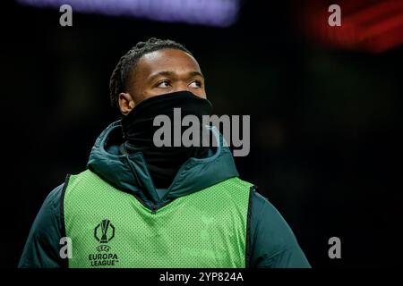 London, Großbritannien. November 2024. London, England, 28. November 2024: Destiny Udogie (13 Tottenham Hotspur) wärmt sich während des UEFA Europa League Spiels zwischen Tottenham Hotspur und Roma im Tottenham Hotspur Stadium in London auf. (Pedro Porru/SPP) Credit: SPP Sport Press Photo. /Alamy Live News Stockfoto