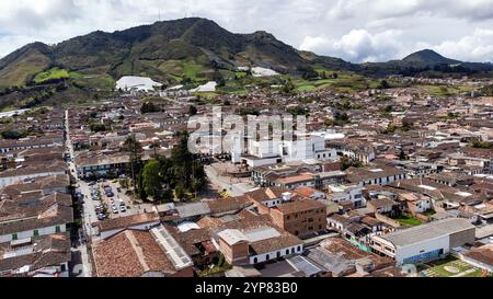 Sonson, Antioquia - Kolumbien. Oktober 2024. Luftbild mit einer Drohne der Gemeinde, mit einer Fläche von ​​1,323 Quadratkilometern. Stockfoto