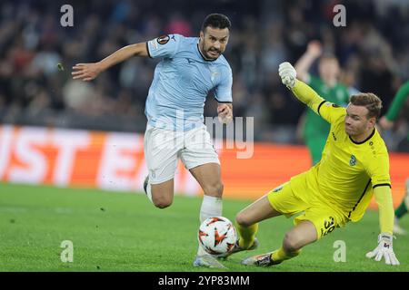 Lazios spanischer Stürmer Pedro tritt am 28. November 2024 im Olimpico-Stadion in Rom gegen Ludogorets Torhüter Hendrik Bonmann im Spiel der UEFA Europa League am 5. Tag des Spiels zwischen SS Lazio und Ludogorets. Stockfoto