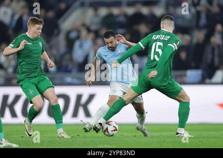 Lazios spanischer Stürmer Pedro tritt am 28. November 2024 im Olimpico-Stadion in Rom gegen Ludogorets gegen den schwedischen Verteidiger Edvin Kurtulus im Spiel der UEFA Europa League am 5. Tag des Spiels zwischen SS Lazio und Ludogorets. Stockfoto