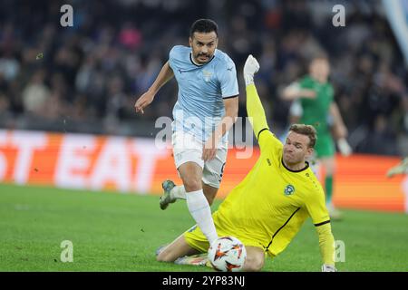 Lazios spanischer Stürmer Pedro tritt am 28. November 2024 im Olimpico-Stadion in Rom gegen Ludogorets Torhüter Hendrik Bonmann im Spiel der UEFA Europa League am 5. Tag des Spiels zwischen SS Lazio und Ludogorets. Stockfoto