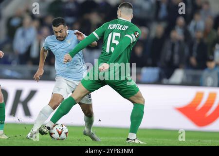 Lazios spanischer Stürmer Pedro tritt am 28. November 2024 im Olimpico-Stadion in Rom gegen Ludogorets gegen den schwedischen Verteidiger Edvin Kurtulus im Spiel der UEFA Europa League am 5. Tag des Spiels zwischen SS Lazio und Ludogorets. Stockfoto