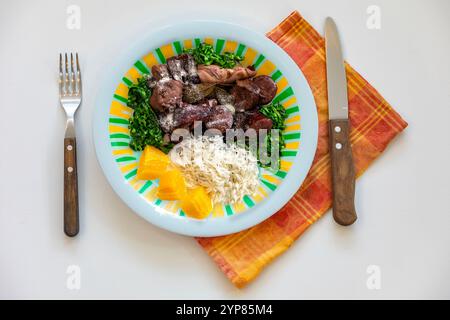 Die beste und traditionellste brasilianische Feijoada von oben in kreativer und origineller Fotografie Stockfoto