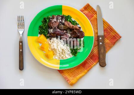 Die beste und traditionellste brasilianische Feijoada von oben in kreativer und origineller Fotografie Stockfoto