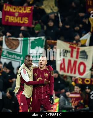 London, Großbritannien. November 2024. London, England, 28. November 2024: Saud Abdulhamid (12 Roma) und Angelino (3 Roma) nach dem Spiel der UEFA Europa League zwischen Tottenham Hotspur und Roma im Tottenham Hotspur Stadium in London. (Pedro Porru/SPP) Credit: SPP Sport Press Photo. /Alamy Live News Stockfoto