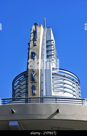 LONG BEACH, KALIFORNIEN - 8. November 2024: Das Pike-Schild auf der Parkgarage bei den Pike Outlets. Stockfoto