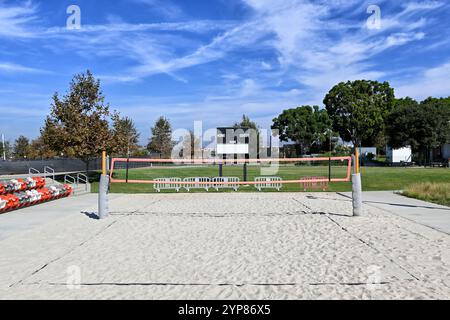 IRVINE, KALIFORNIEN - 11. Oktober 2024: Sandvolleyballplatz im Great Park in Orange County. Stockfoto