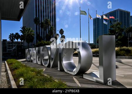 LONG BEACH, KALIFORNIEN - 8. November 2024: Das Long Beach-Schild am Civic Center von hinten mit Flaggen und Linsen. Stockfoto