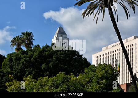 LOS ANGELES, KALIFORNIEN - 18. November 2024: LA City Hall und Spring Street Courthouse von der Olvera Street aus gesehen. Stockfoto