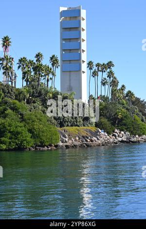 LONG BEACH, KALIFORNIEN - 8. November 2024: Gus Grissom Memorial Island, eine von vier Ölbohrinseln, benannt nach den amerikanischen Astronauten, die ihre Insel verloren haben Stockfoto