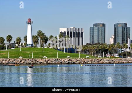 LONG BEACH, KALIFORNIEN - 8. November 2024: Lions Lighthouse im Shoreline Aquatic Park Rainbow Harbor und die Long Beach Skyline. Stockfoto
