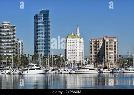 LONG BEACH, KALIFORNIEN - 8. November 2024: Long Beach Shoreline Marina mit Long Beach Towers, International Towers Villa Riviera und der Pacific Condominiu Stockfoto
