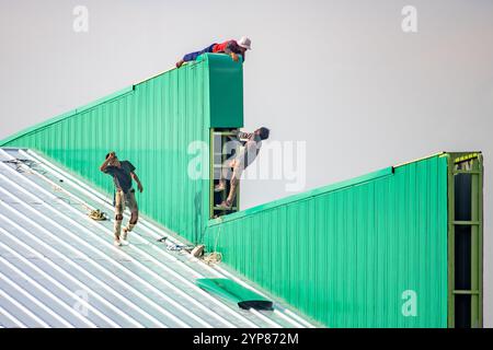 SAMUT PRAKAN, THAILAND, 26. Oktober 2024, Arbeiter arbeiten auf dem Dach der Halle Stockfoto