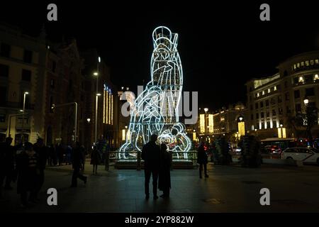 Madrid, Madrid, Spanien. November 2024. Ein Paar schaut sich eine riesige Krippe mit Lichtern im Zentrum von Madrid an, während die Weihnachtsbeleuchtung am Rathaus von Madrid eingeschaltet wird. (Kreditbild: © Luis Soto/ZUMA Press Wire) NUR REDAKTIONELLE VERWENDUNG! Nicht für kommerzielle ZWECKE! Stockfoto