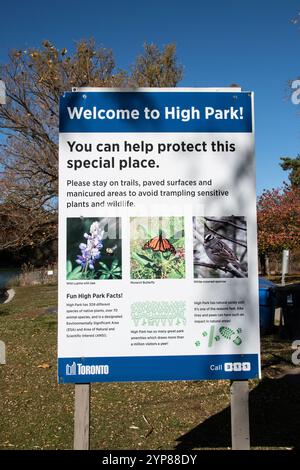 Informationsschilder zu sensiblen Pflanzen und Tieren im High Park auf der Bloor Street West in Toronto, Ontario, Kanada Stockfoto