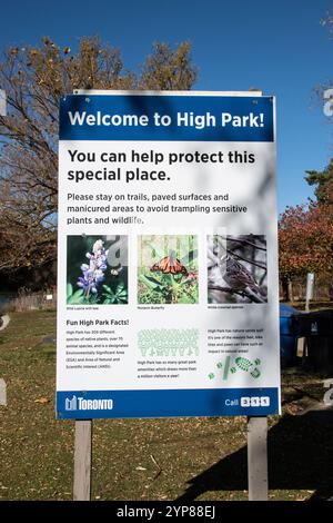 Informationsschilder zu sensiblen Pflanzen und Tieren im High Park auf der Bloor Street West in Toronto, Ontario, Kanada Stockfoto