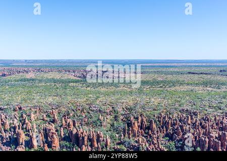 Aus der Vogelperspektive sehen Sie die einzigartigen Säulen von Sandsteinformationen im Northern Territory Australiens, bekannt als Southern Lost City. Stockfoto