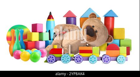 Teddybär und andere Spielzeuge isoliert auf weiß Stockfoto