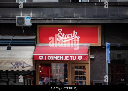 BELGRAD, SERBIEN - 12. OKTOBER 2024: Das stark-Logo wird auf dem Schokoladenladen in Belgrad, Serbien, ausgestellt und stellt eine bekannte serbische Schokoladenmama dar Stockfoto