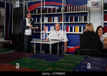 BELGRAD, SERBIEN - 12. OKTOBER 2024: Vojislav Seselj steht vor einer Sammlung seiner Bücher in Belgrad, Serbien. Vojislav Seselj ist ein nationalistischer Ser Stockfoto