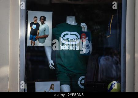 BELGRAD, SERBIEN - 12. OKTOBER 2024: Ecko Unltd Logo auf einem T-Shirt zum Verkauf in Belgrad, Serbien. Ecko unltd, Teil von Yakira, ist ein us-amerikanisches Modedesig Stockfoto