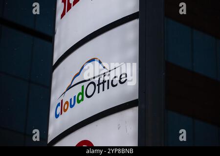 BELGRAD, SERBIEN - 12. OKTOBER 2024: Das Logo von CloudOffice wird auf dem Bürogebäude in Belgrad, Serbien, ausgestellt und repräsentiert ein spezialisiertes Unternehmen Stockfoto