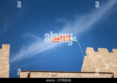 Die Flagge der Comunidad Valenciana (valencianische Gemeinschaft) weht in Valencia, Spanien, und symbolisiert den regionalen Stolz und die kulturelle Identität innerhalb dieses Autonomos Stockfoto