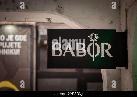 BELGRAD, SERBIEN - 12. OKTOBER 2024: BABOR-Logo auf ihrem Händler in Belgrad, Serbien. babor ist eine deutsche Kosmetikmarke, die in europa verbreitet ist. Stockfoto