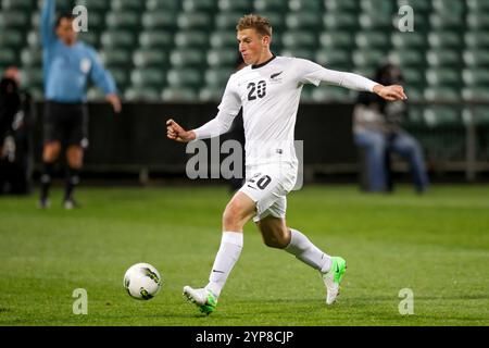 Der Neuseeländer Chris Wood hat am Dienstag, den 11. September 2012, im North Harbour Stadium in Auckland, Neuseeland, bei einem Qualifikationsspiel zur FIFA-Weltmeisterschaft den Ball gespielt Stockfoto