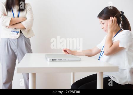 Schwangere Frauen, die der Mutterschaftsbelästigung ausgesetzt sind Stockfoto