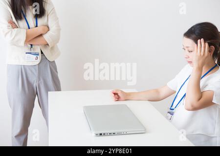 Schwangere Frauen, die der Mutterschaftsbelästigung ausgesetzt sind Stockfoto
