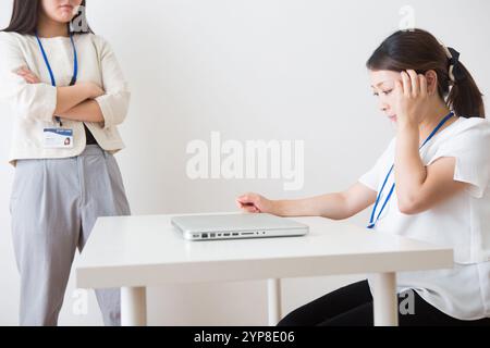 Schwangere Frauen, die der Mutterschaftsbelästigung ausgesetzt sind Stockfoto