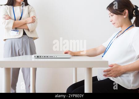 Schwangere Frauen, die der Mutterschaftsbelästigung ausgesetzt sind Stockfoto
