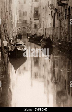 Venezianischer Kanal, ein Foto von Alfred Stieglitz aus dem Jahr 1894. Steiglitz war wichtig, um die Fotografie zu einer akzeptierten Kunstform zu machen. Er war auch bekannt für seine New Yorker Galerien, die viele europäische Avantgarde-Künstler in die USA einführten. Er war mit der Malerin Georgia O’Keefe verheiratet. Stockfoto