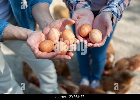 Männer und Frauen auf einer Geflügelfarm Stockfoto