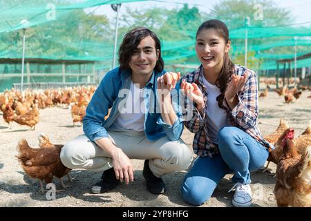 Männer und Frauen auf einer Geflügelfarm Stockfoto