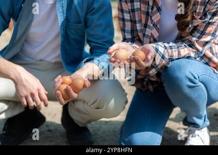 Männer und Frauen auf einer Geflügelfarm Stockfoto
