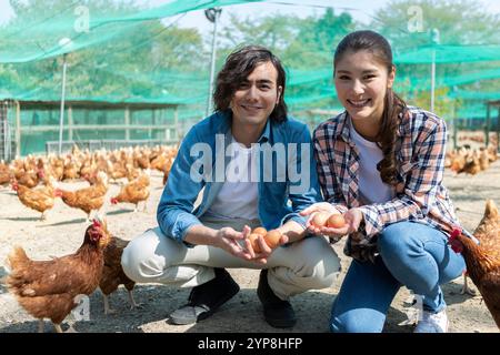 Männer und Frauen auf einer Geflügelfarm Stockfoto