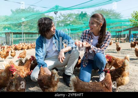 Männer und Frauen auf einer Geflügelfarm Stockfoto