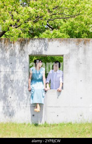 Pärchen plaudern im Park Stockfoto