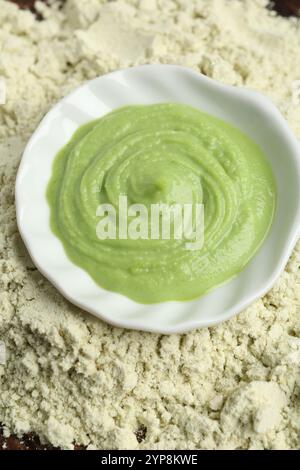 Schüssel mit Wasabi-Paste auf trockenem Pulver, oben Stockfoto