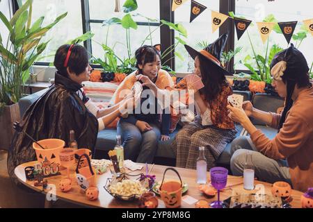 Eine Gruppe junger Leute, die eine Halloween-Party feiern Stockfoto