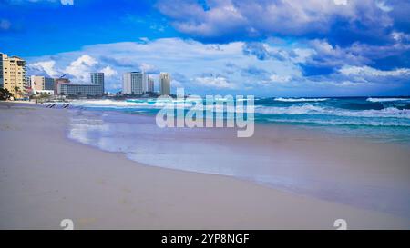 Malerischer Blick auf das aquamarinblaue Wasser der Karibik am Strand Playa Chacmool mit Hotelgebäuden in der Innenstadt von Cancun Stockfoto