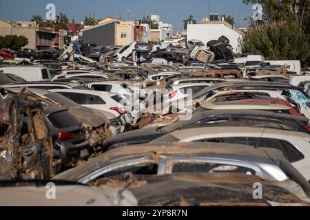 Valencia, Spanien. November 2024. Hunderte nutzloser Autos stapelten sich in der Stadt Alfafar südlich von Valencia. Am 29. November ist ein Monat vergangen, seit die isolierte Depression auf hohem Niveau (DANA) Ende Oktober die Städte im Süden der spanischen Stadt Valencia traf und die nicht nur Millionen an wirtschaftlichen Schäden verursachte, sondern mehr als 200 Menschen das Leben forderte. Quelle: SOPA Images Limited/Alamy Live News Stockfoto