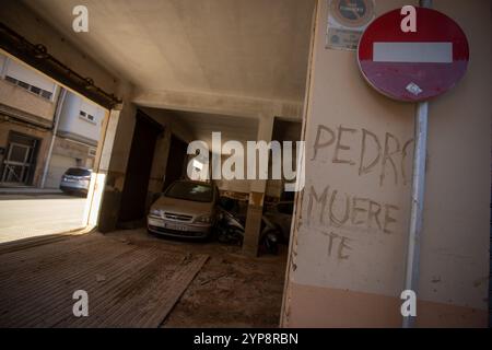 Valencia, Spanien. November 2024. Ein Graffiti mit dem Slogan "Pedro Muerete" in Anspielung auf den Präsidenten der spanischen Regierung Pedro Sanchez in der valencianischen Stadt Benetusser. Am 29. November ist ein Monat vergangen, seit die isolierte Depression auf hohem Niveau (DANA) Ende Oktober die Städte im Süden der spanischen Stadt Valencia traf und die nicht nur Millionen an wirtschaftlichen Schäden verursachte, sondern mehr als 200 Menschen das Leben forderte. Quelle: SOPA Images Limited/Alamy Live News Stockfoto