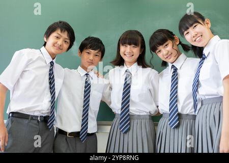 Die Schüler der Junior High School standen vor der Tafel Stockfoto