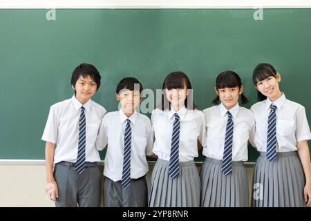 Die Schüler der Junior High School standen vor der Tafel Stockfoto