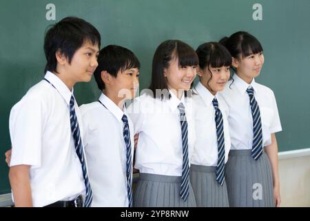 Die Schüler der Junior High School standen vor der Tafel Stockfoto