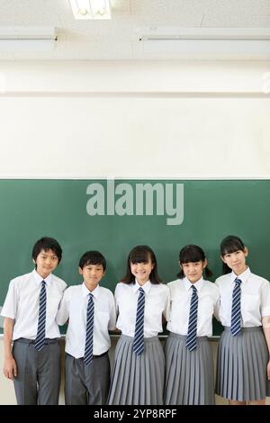 Die Schüler der Junior High School standen vor der Tafel Stockfoto